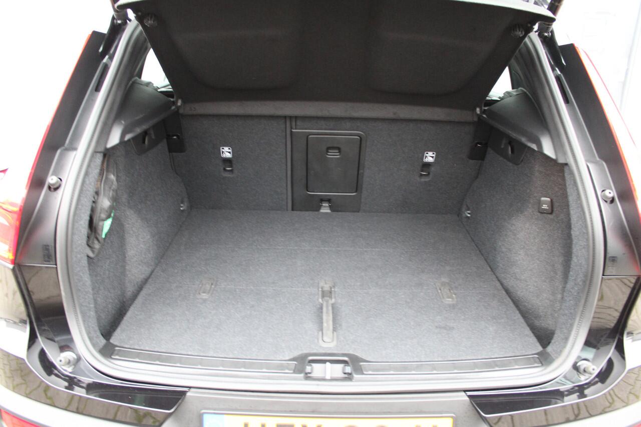 Volvo XC40 B4 Plus Dark | Trekhaak | Stoelverwarming | Premium Audio