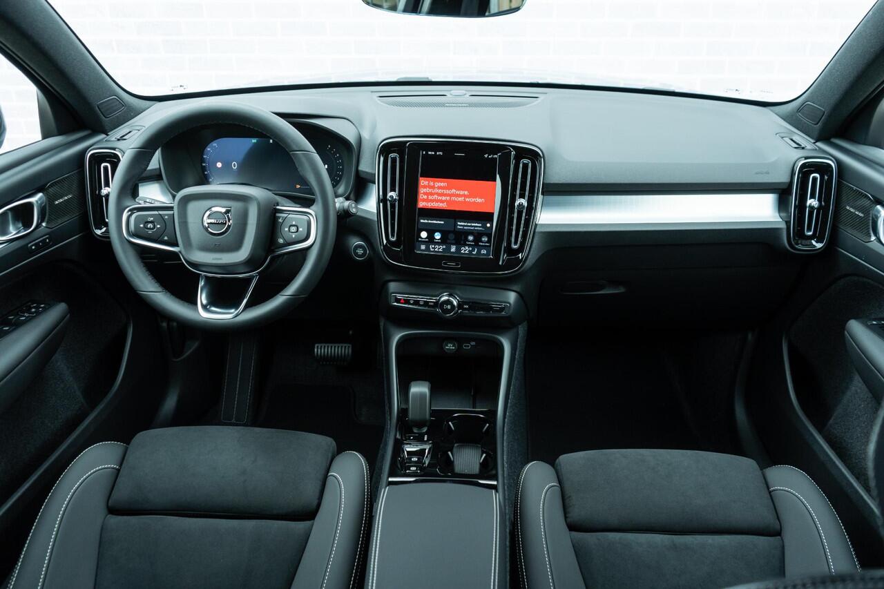 Volvo XC40 B4 Plus Black Edition 197 pk | Op voorraad | Extra getint glas | 20" velgen | Connect suède-textiel/Microtech-bekleding | Google Maps en Google Play Store