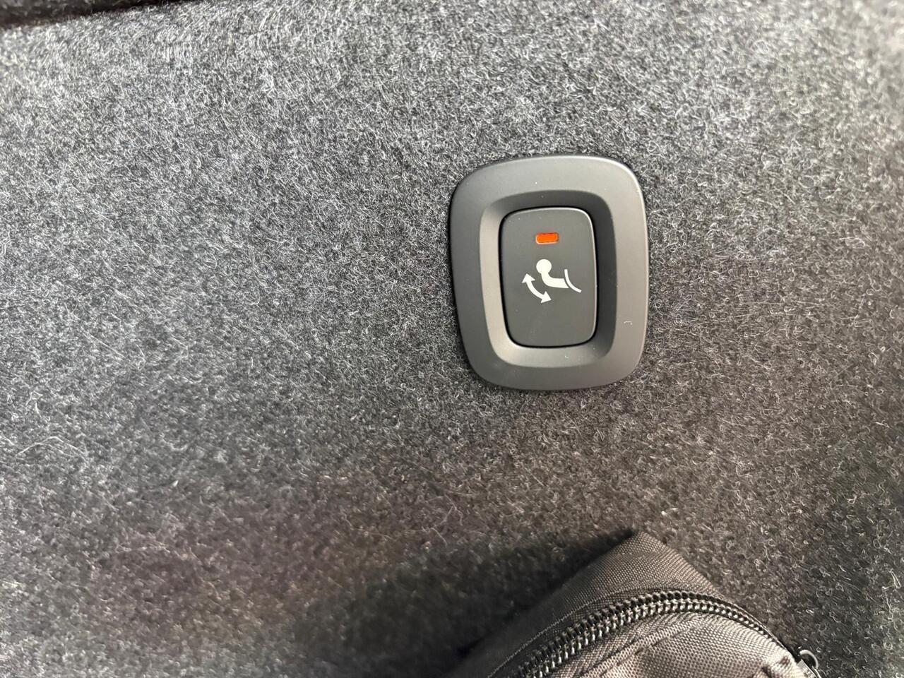 Volvo XC40 2.0 B4 Plus Dark | Elektrische stoelverstelling | Trekhaak | Harman/Kardon |