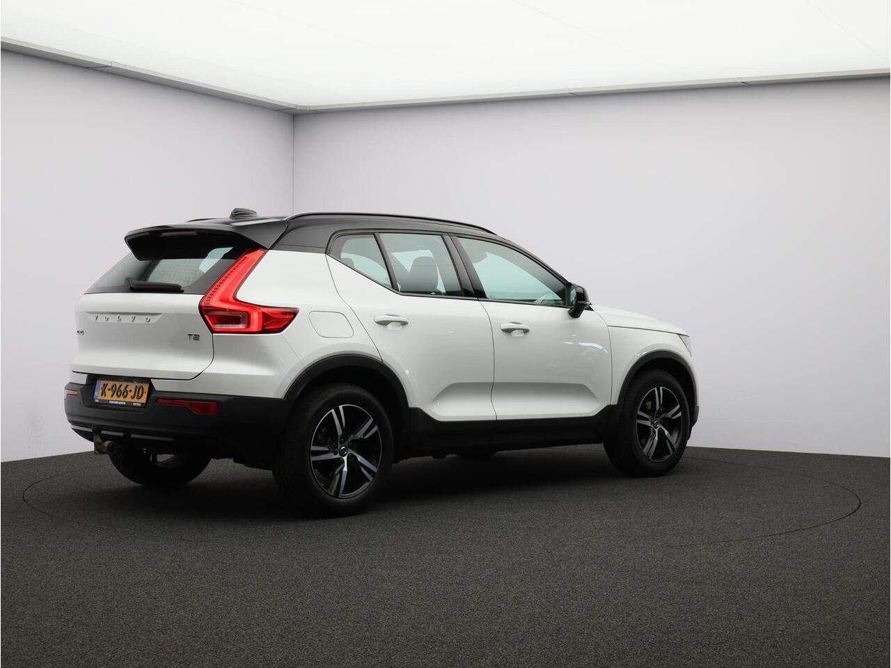Volvo XC40 T2 Automaat R-Design Volvo XC40 T2 129PK / Automaat R-Design / Park Assist Pack / adaptieve cruise control / BLIS / Key Less / 18"/