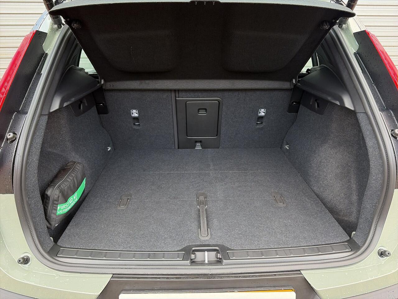 Volvo XC40 Single Motor Plus 69 kWh / Stoel- en stuurverwarming / Achteruitrijcamera / Elektrische achterklep /