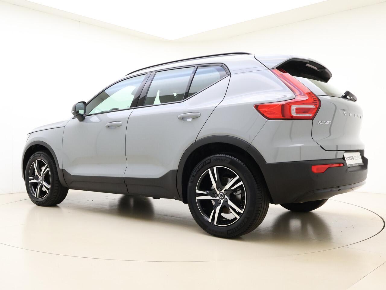 Volvo XC40 B4 211pk Plus Dark / Harman&Kardon / El. Trekhaak / El. Stoelen / Stoel + Stuurw. Verwarming / BLIS / ACC / PDC + CAM / Verw. Voorruit /