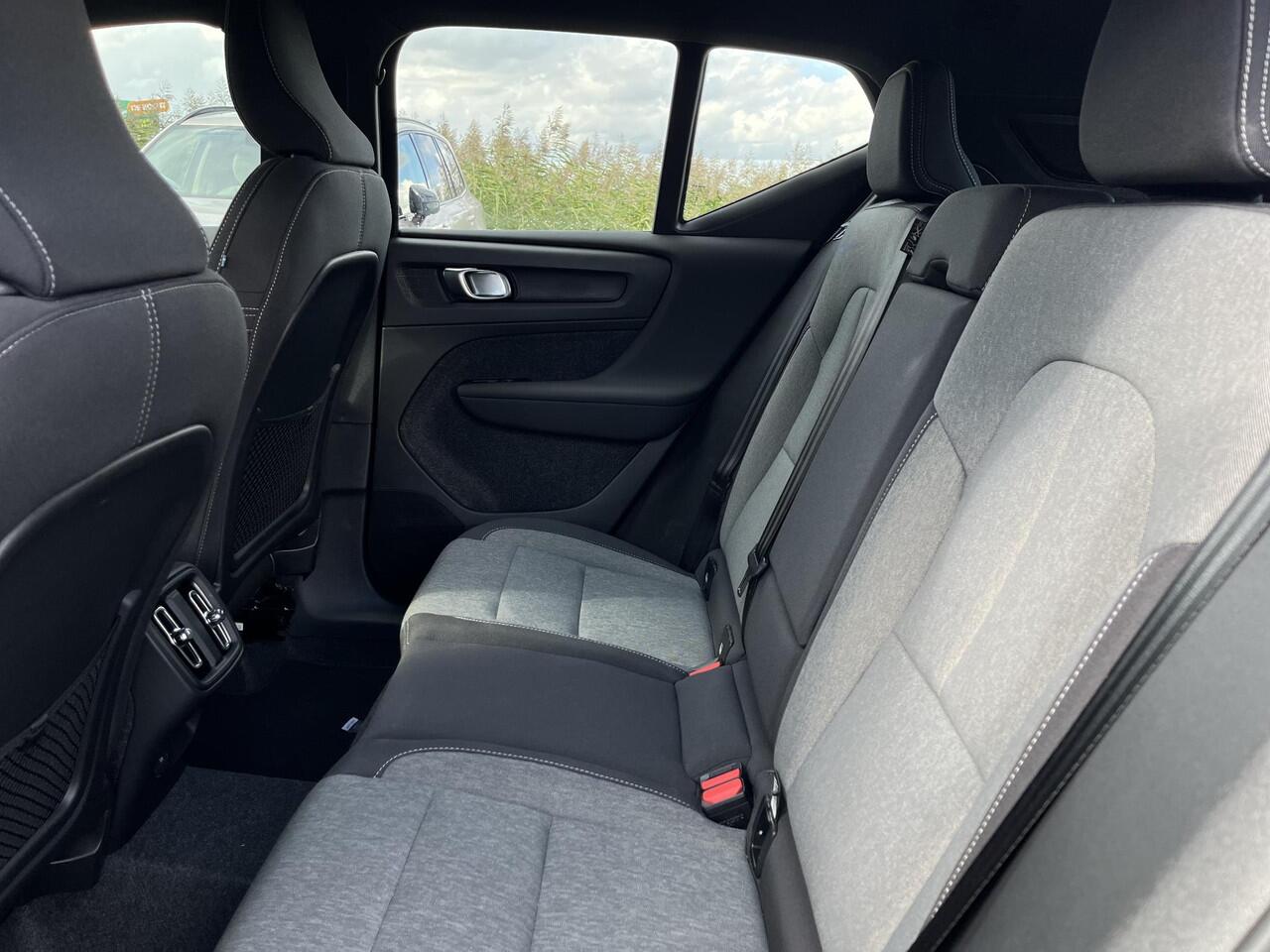 Volvo XC40 B4 Plus Dark | Harman/Kardon | Memoryseats | Keyless Entry | Trekhaak |