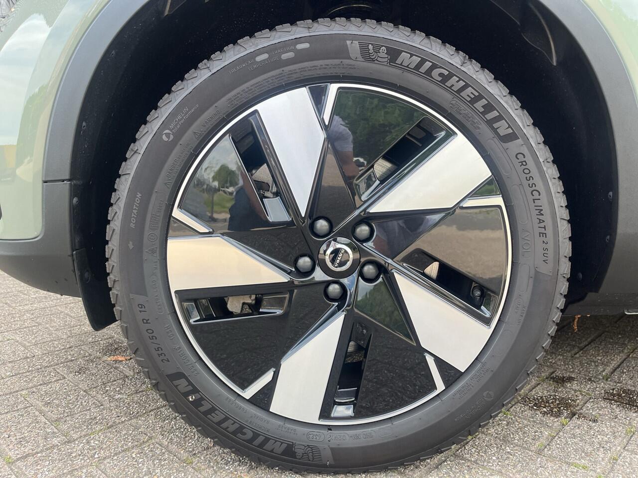 Volvo XC40 Single Motor Plus 69 kWh / Stoel- en stuurverwarming / Achteruitrijcamera / Elektrische achterklep /