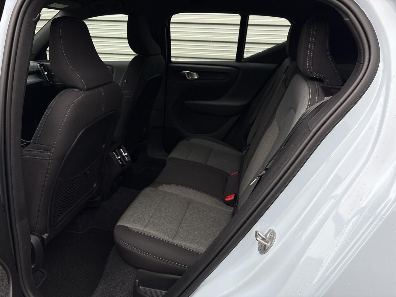 Volvo XC40 2.0 B4 Plus Dark / Verwarmbare voorruit / Audio Harman Kardon / Trekhaak /