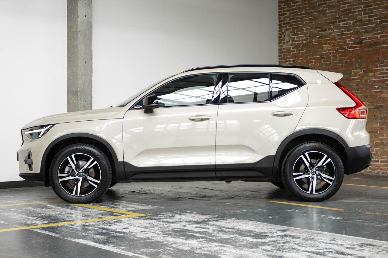 Volvo XC40 B4 Plus Dark | Verwarmde Voorstoelen+Stuurwiel | Verwarmde voorruit | Semi-Elektrische Trekhaak | Harman Kardon Premium Audio | Apple Carplay / Android Auto | Electrisch bedienbare voorstoelen | Google infotaiment