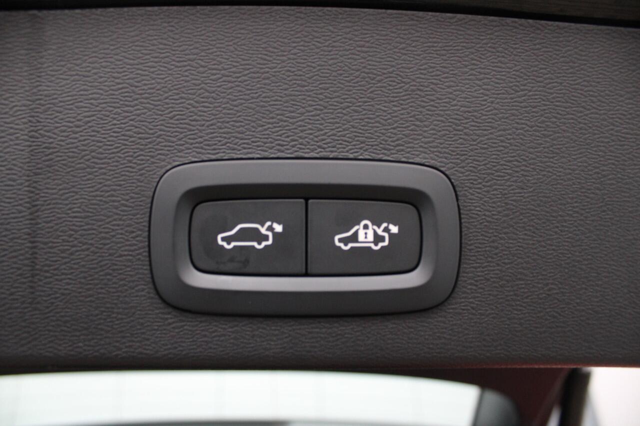 Volvo XC40 B4 Plus Dark | Trekhaak | Stoelverwarming | Premium Audio