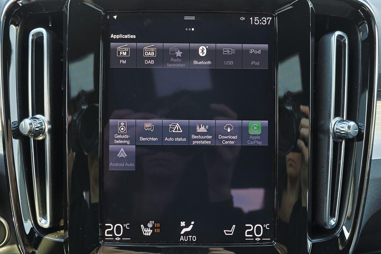 Volvo XC40 T5 Recharge Plus Dark - IntelliSafe Assist - 360º Camera - Harman/Kardon audio - Verwarmde voorstoelen & stuur - Parkeersensoren voor & achter - Elektr. bedienb. voorstoelen met geheugen links - Draadloze tel. lader - Extra getint glas - 19' LMV