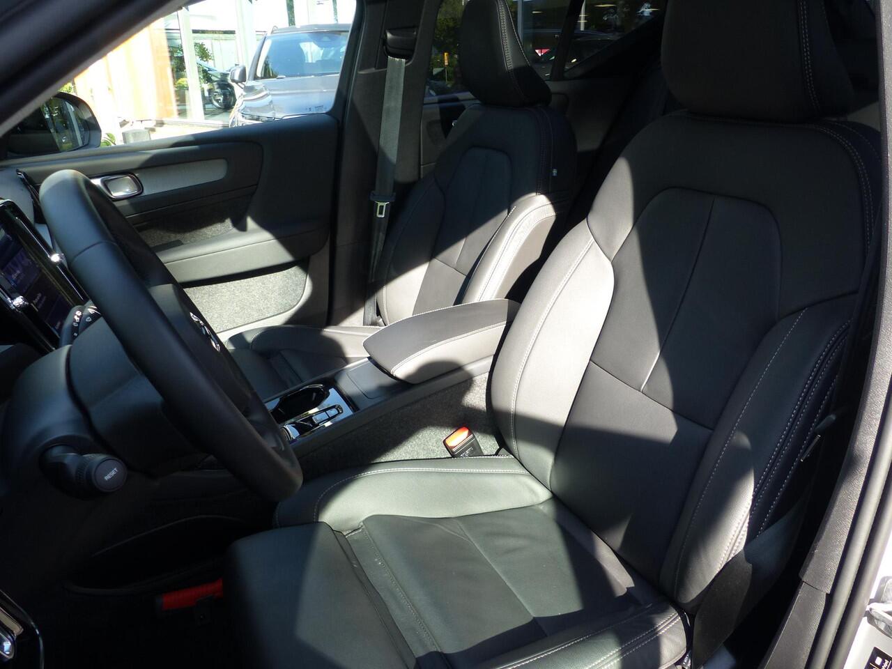 Volvo XC40 B4 Plus Dark |Trekhaak |Leder | Schuifdak| Running Boards|