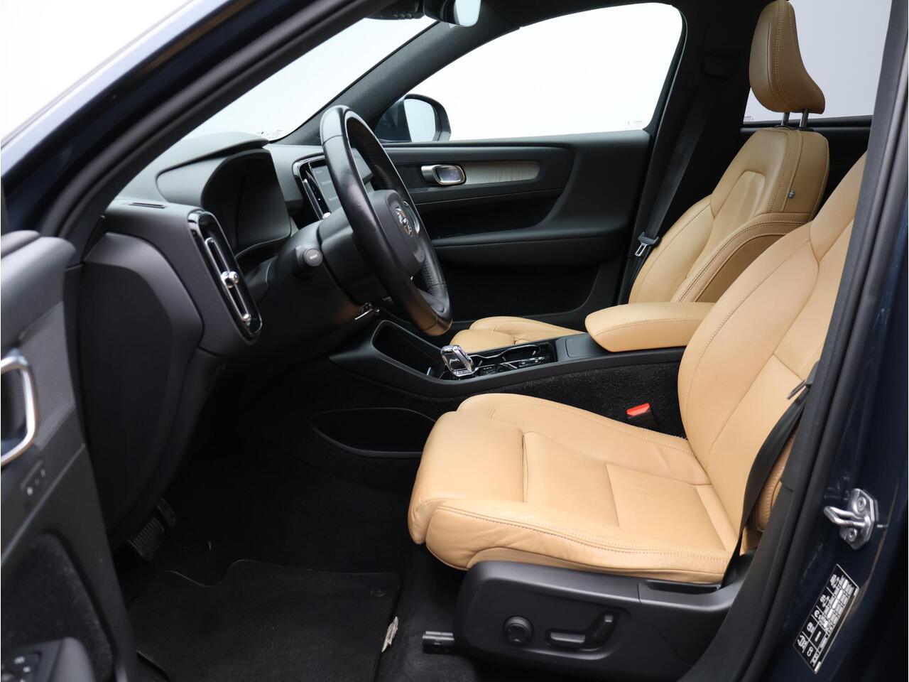 Volvo XC40 T5 AWD Inscription / Panoramisch Dak / Trekhaak / 360gr Camera / Elek. Verstelbare Stoelen / BLIS / Keyless / All Season Banden /