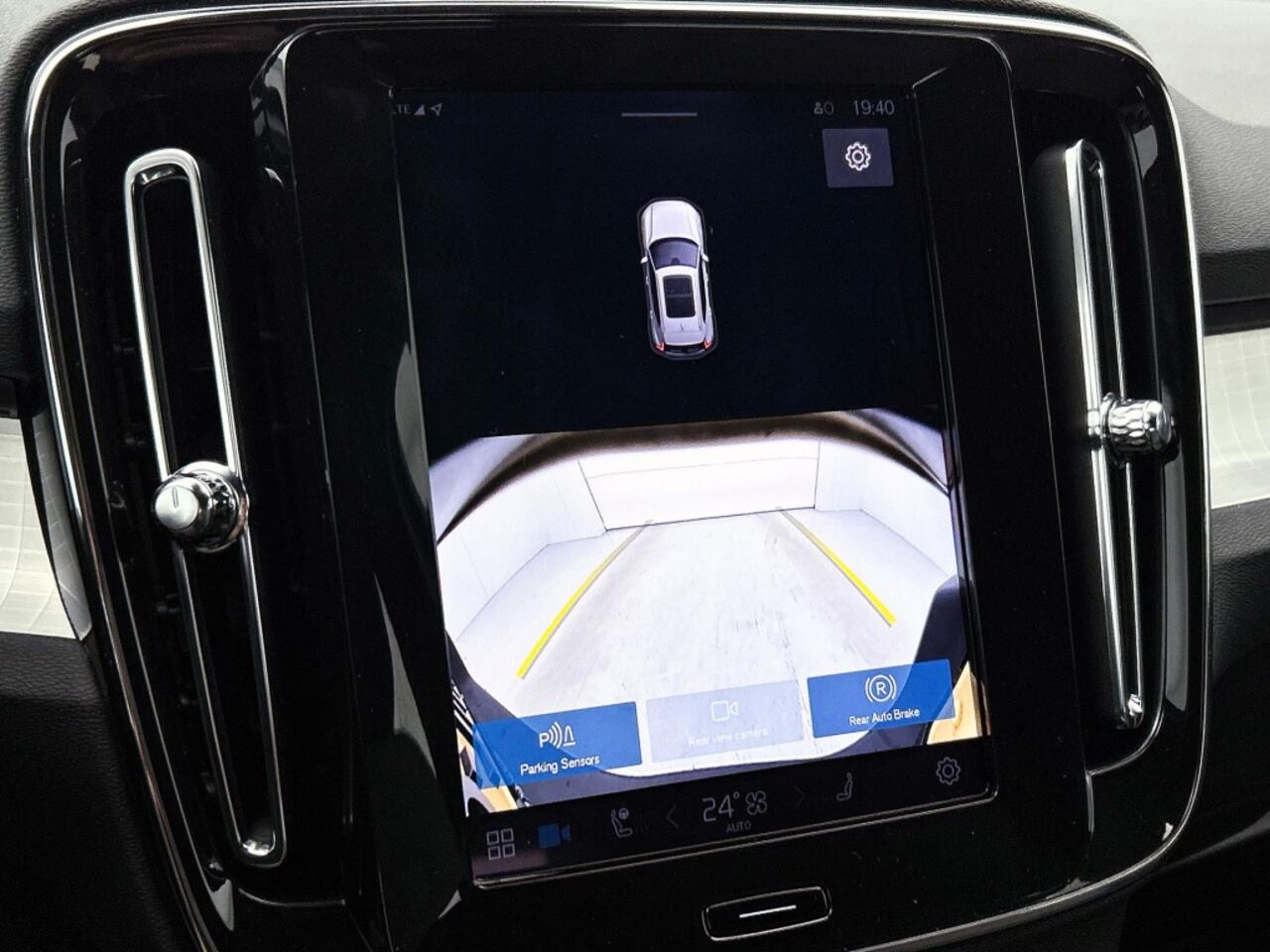 Volvo XC40 2.0 B4 Plus Dark | 19 inch | Trekhaak | Voorruit verwarming