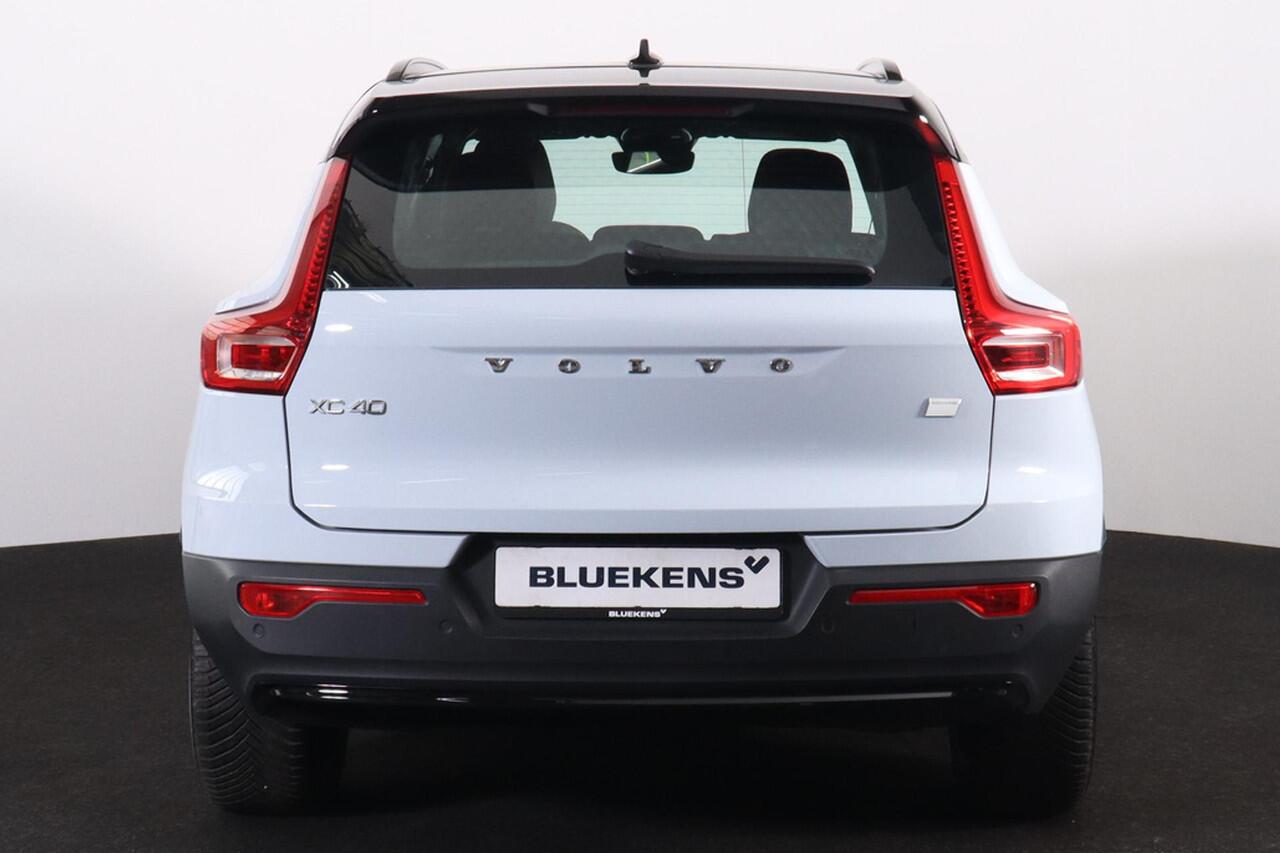 Volvo XC40 Extended Range Plus 82 kWh - IntelliSafe Assist & Surround - Parkeercamera achter - Verwarmde voorstoelen & stuur - Parkeersensoren voor & achter - Draadloze tel. lader - Warmtepomp - Elektr. inklapbare trekhaak - 19' LMV