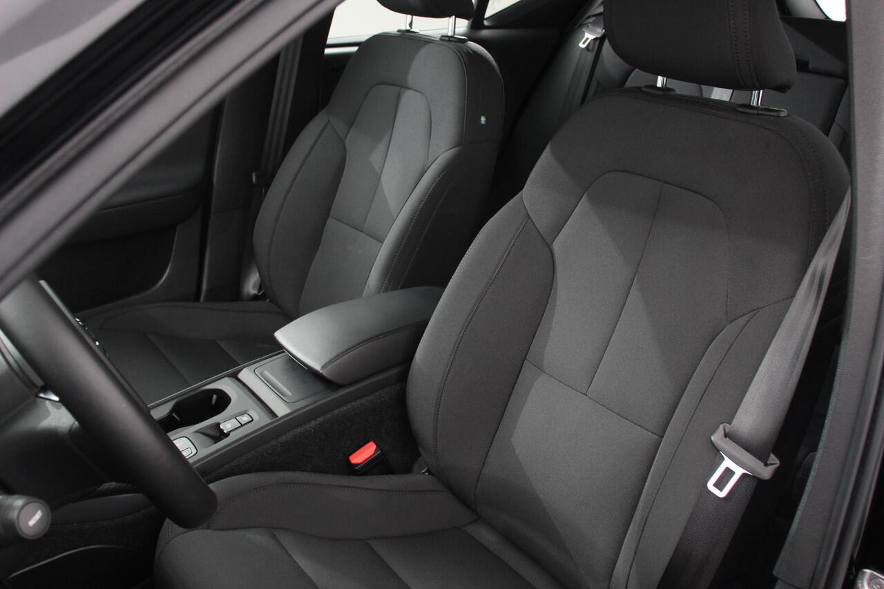 Volvo XC40 1.5 T3 163 pk Automaat Momentum Navigatie Apple Carplay / Android Auto Parkeersensor achter Adaptive Cruise Control Virtual Cockpit Stoelverwarming LED kop- en mistlampen Sensus Connect met High Performance Sound Inductielader Lane Assist