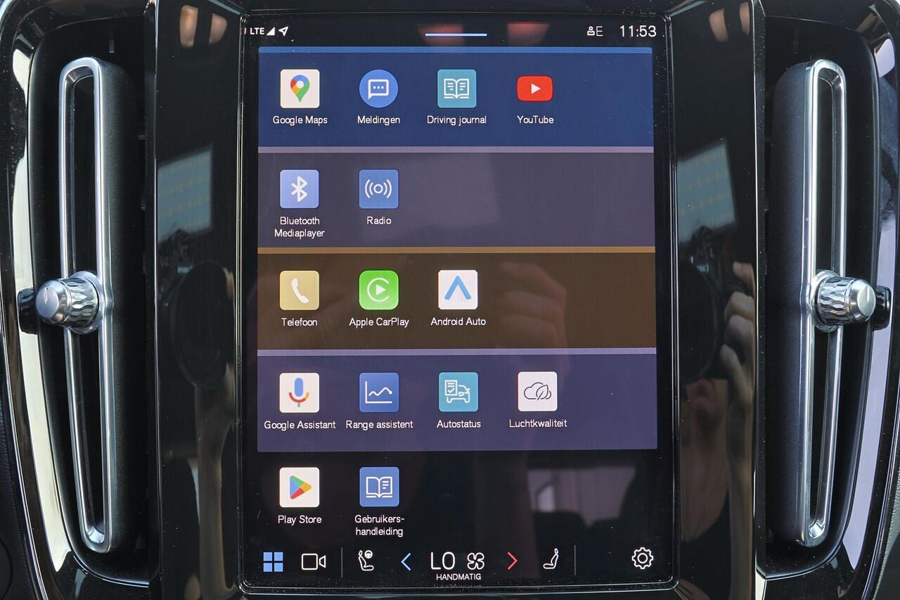 Volvo XC40 Extended Range Plus 82 kWh - IntelliSafe Assist & Surround - Parkeercamera achter - Verwarmde voorstoelen & stuur - Parkeersensoren voor & achter - Draadloze tel. lader - Warmtepomp - Elektr. inklapbare trekhaak - 19' LMV