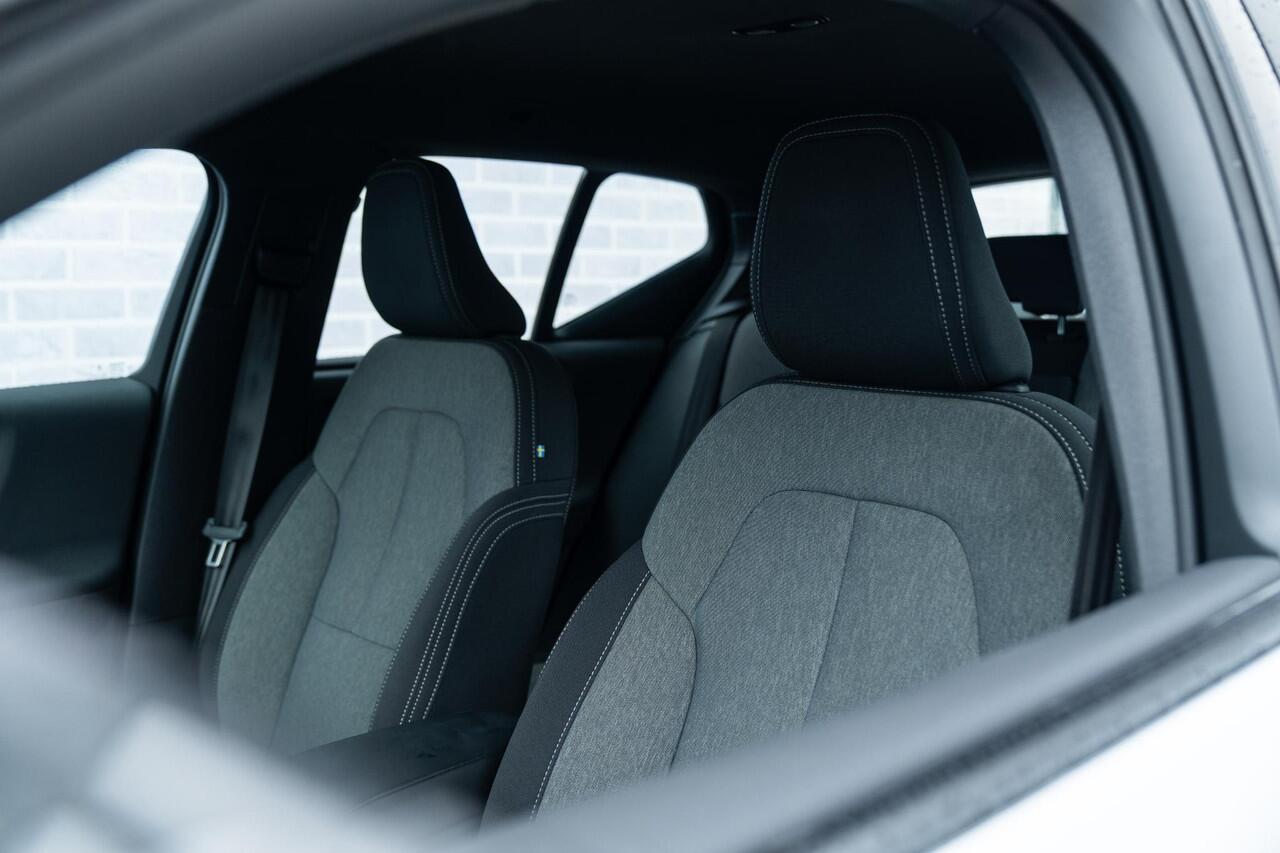 Volvo XC40 B4 Plus Dark Aut. | Trekhaak | All-seasonbanden | Lichtmetalen velgen 5-spaaks 19 inch