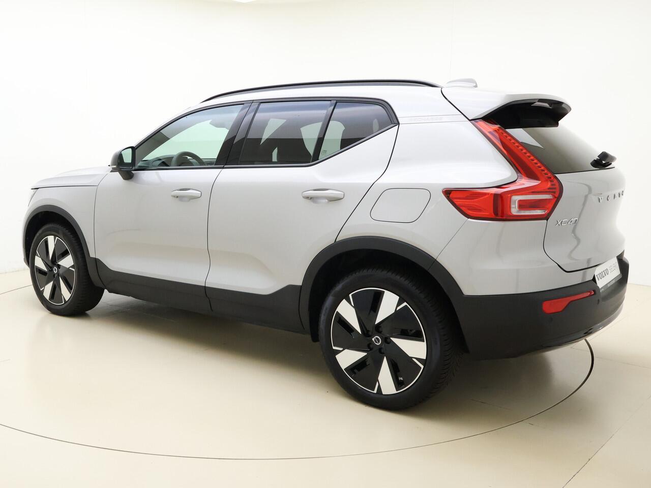 Volvo XC40 Extended Range Plus 82 kWh / Keyless entry / BLIS / Stoel/- en stuurverwarming / Trekhaak / Camera /