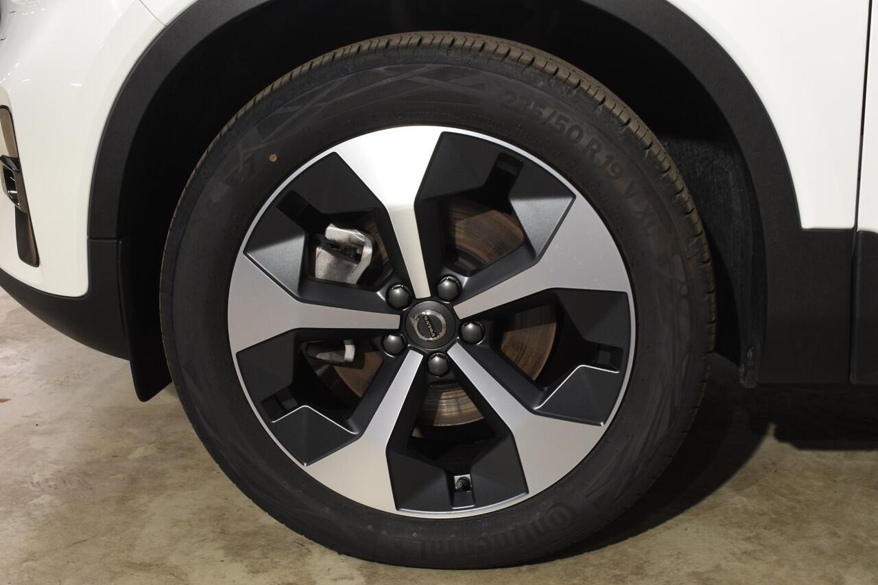 Volvo XC40 B4 211PK Automaat Plus Dark / Harman Kardon / Donker getint glas / Elektrisch bedienbare stoelen / 19''velgen / Driver assist / Microtech Nubuck / Camera achter