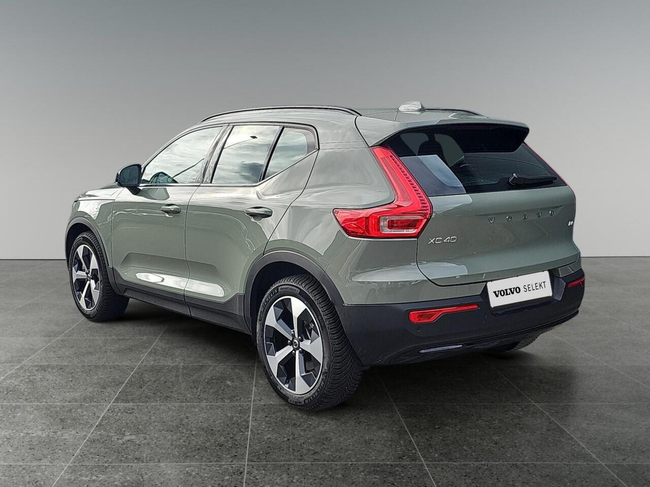 Volvo XC40 2.0 B4 Plus Dark | Trekhaak | Verwarmbare voorruit | Keyless Entry | Stoelverwarming |