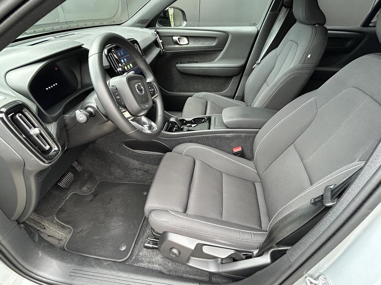 Volvo XC40 Single Motor Extened Range Core 82 kWh Zwart dak / Extra getint glas / All season banden