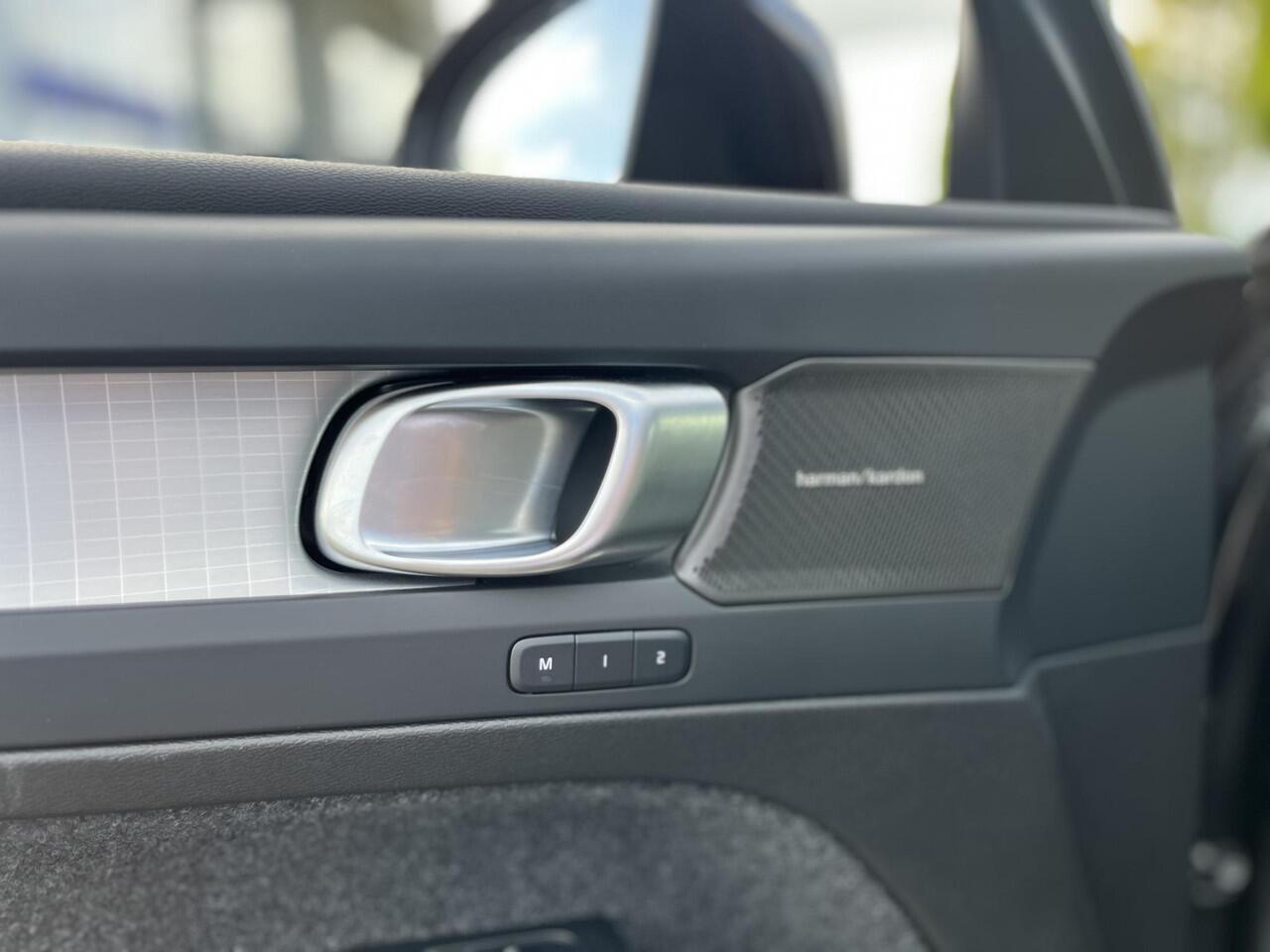 Volvo XC40 B4 Plus Dark | Harman/Kardon | Memoryseats | Keyless Entry | Trekhaak |