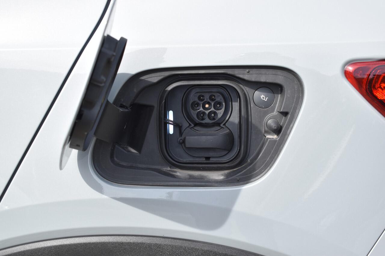 Volvo XC40 Extended Range Plus 82 kWh ACC | Pilot Assist | Stoel Stuur verwarming | Trekhaak | Key Less | 19 inch