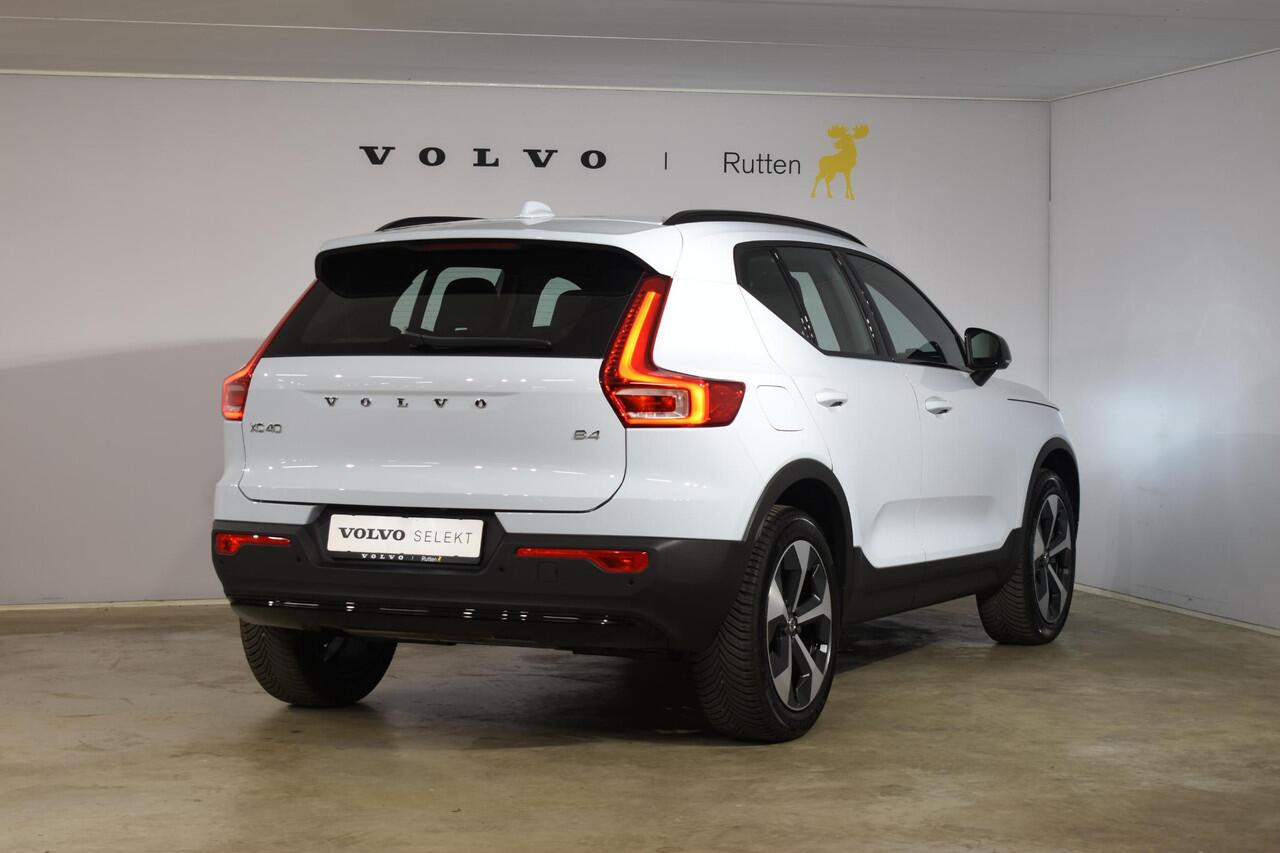 Volvo XC40 B4 211PK Automaat Plus Dark / Navigatie / Adaptive Cruise / Harman Kardon / Stuur & Stoelverwarming / Elektrische achterklep / Achteruitrijcamera / Trekhaak / Elektrische stoelverst. met geheugen