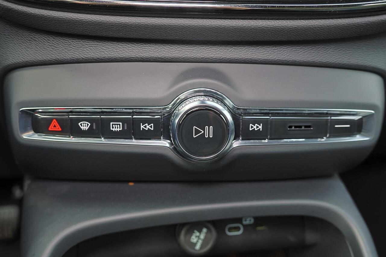 Volvo XC40 B3 Plus Dark - IntelliSafe Assist & Surround - Harman/Kardon audio - Parkeercamera achter - Parkeersensoren voor & achter - Elektr. bedienb. voorstoelen met geheugen links - Draadloze tel. lader - Extra getint glas - 19' LMV