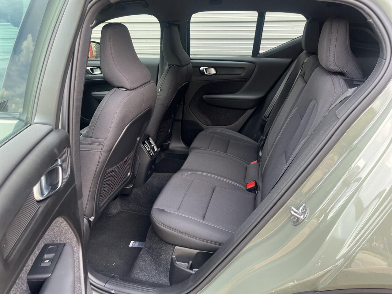 Volvo XC40 Single Motor Plus 69 kWh / Stoel- en stuurverwarming / Achteruitrijcamera / Elektrische achterklep /