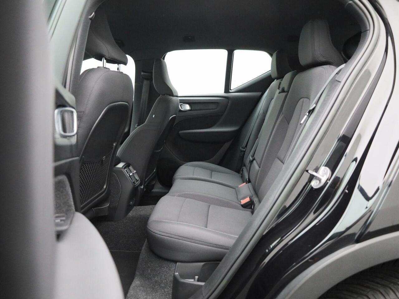 Volvo XC40 Recharge Core 232PK | Allseason-banden | Grootlicht-assistent | Achteruitrijcamera + parkeersensoren | Climate control | Apple CarPlay & Android Auto