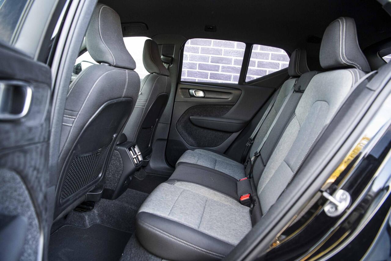 Volvo XC40 2.0 B3 Plus Black Edition | Stuur/Stoelverwarming | Pixel LED Koplampen | 20" Velgen | 360 Camera | Adaptive Cruise Control | Getint Glas | BLIS |