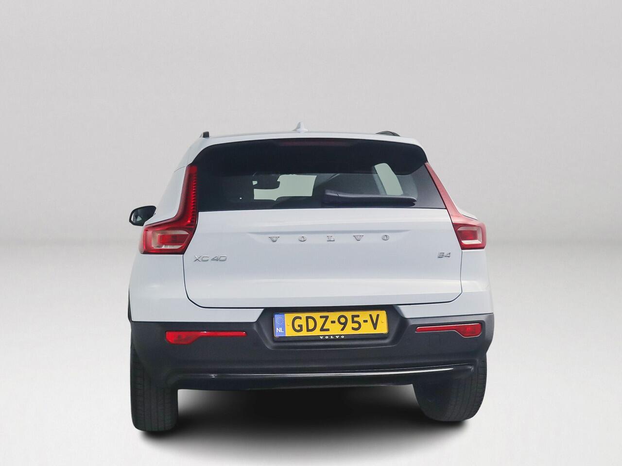 Volvo XC40 B4 Aut. Plus Dark | Stoel- en Stuurverwarming | Harman Kardon | Parkeercamera | Trekhaak