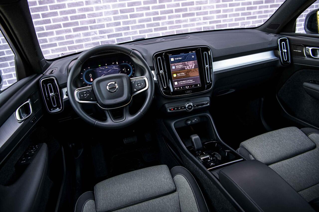 Volvo XC40 2.0 B4 Plus Dark | Trekhaak | Adaptive Cruise Control | Dode hoek detectie BLIS | Harman/Kardon audio | Elektrische stoelverstelling | Stoel- en stuurverwarming | Verwarmde Voorruit |