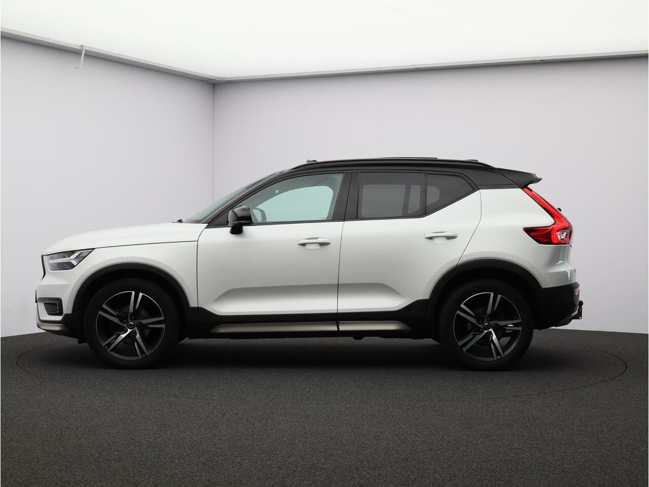 Volvo XC40 T3 Automaat R-Design / Trekhaak / Pan. dak / 360 camera/ Ext. styling / Privacy glass / CarPlay
