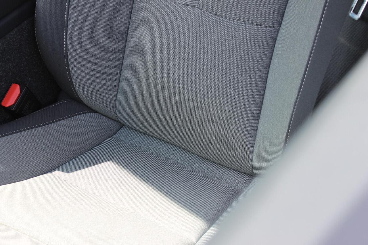 Volvo XC40 B4 211PK Plus Dark Google infotainment / Adaptieve cruise control / Verwarmbare voorstoelen en stuurwiel / Elektrisch bedienbare bestuurdersstoel met geheugen / Semi elektrisch wegklapbare trekhaak