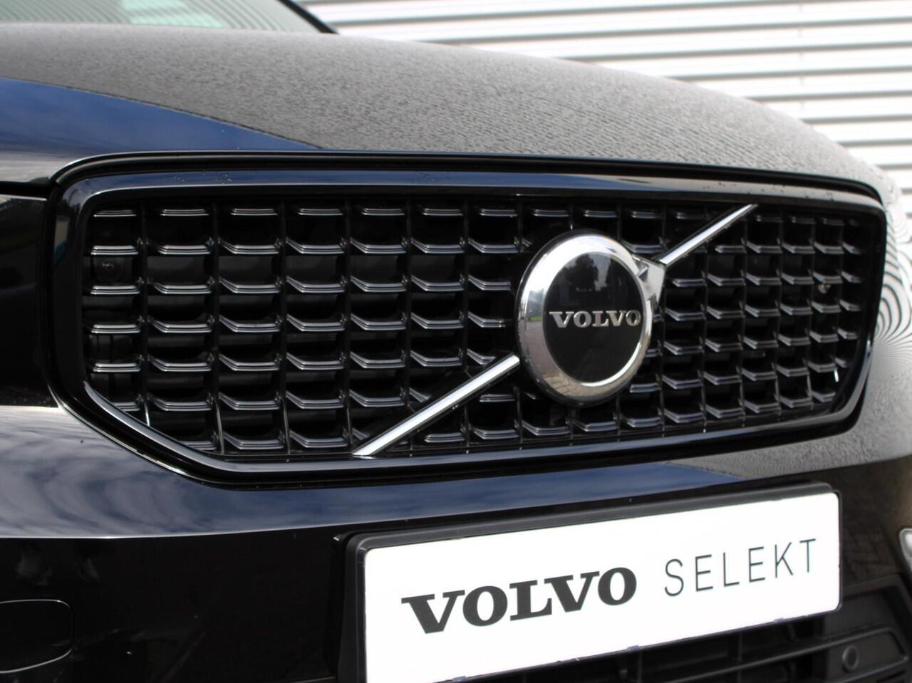 Volvo XC40 2.0 B4 Plus Dark Automaat / Trekhaak / Harman Kardon Audio / All seasonbanden / Google Maps navi