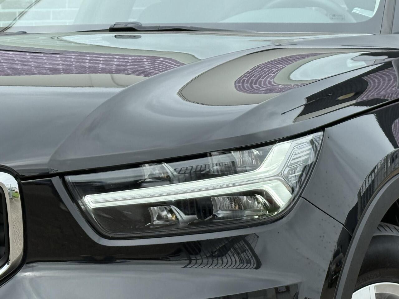 Volvo XC40 1.5 T2 Momentum Core | Camera | Parkeersensoren voor + Achter | Navigatie | On Call | Carplay | Regensensor |