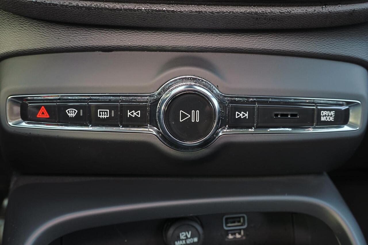 Volvo XC40 T3 Momentum Pro - Intellisafe Assist/Surround - Sensus Navi - LED-koplampen - Climate Control - Parkeercamera achter - Parkeersensoren v/a - Trekhaak semi elektrisch inklapbaar