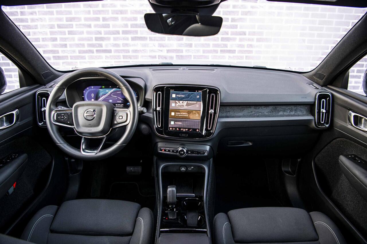 Volvo XC40 Single Motor Extended Range Plus 82 kWh | Black Edition velgen | Verwarmbare voorstoelen | Verwarmbaar stuurwiel | Warmtepomp | Adaptieve cruisecontrol | BLIS |