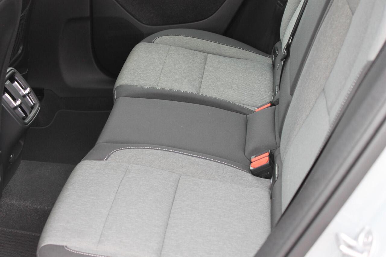 Volvo XC40 B4 211PK Automaat Plus Dark Google Infotainment / Verwarmbare voorruit / Semi elektrisch wegklapbare trekhaak / Elektrisch verstelbare voorstoelen met geheugen op de bestuurdersstoel