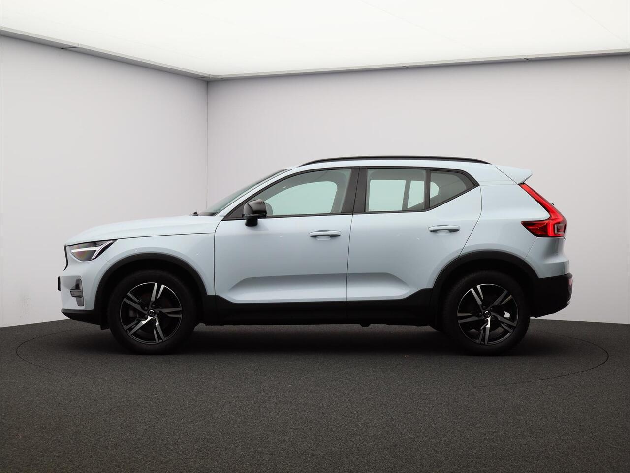 Volvo XC40 2.0 B4 Plus Dark Automaat / Trekhaak / Harman Kardon / All-Season Banden / Voorraam verwarmd