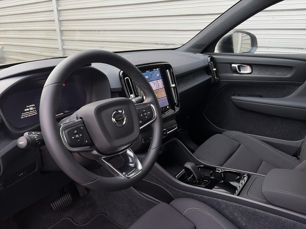 Volvo XC40 Single Motor Plus 69 kWh / Stoel- en stuurverwarming / Achteruitrijcamera / Elektrische achterklep /