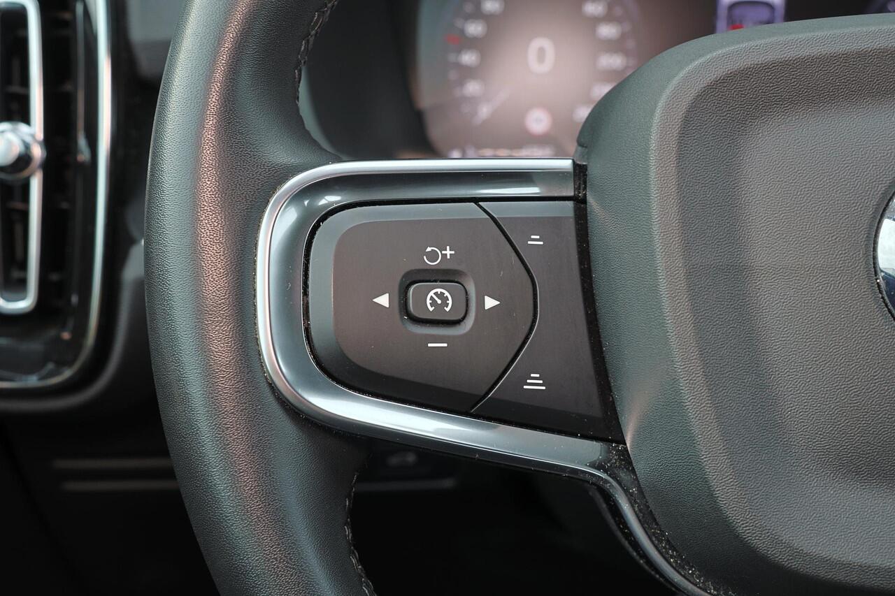 Volvo XC40 T2 Momentum - AUTOMAAT - Sensus Navigatie - LED-koplampen - Cruise Control - Climate control - Parkeersensoren achter - 19' LMV