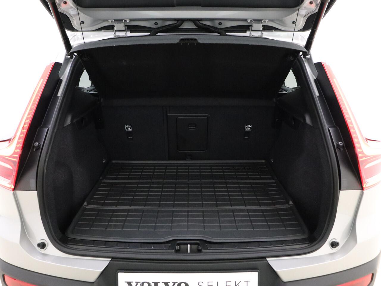 Volvo XC40 Extended Range Plus 82 kWh / Keyless entry / BLIS / Stoel/- en stuurverwarming / Trekhaak / Camera /