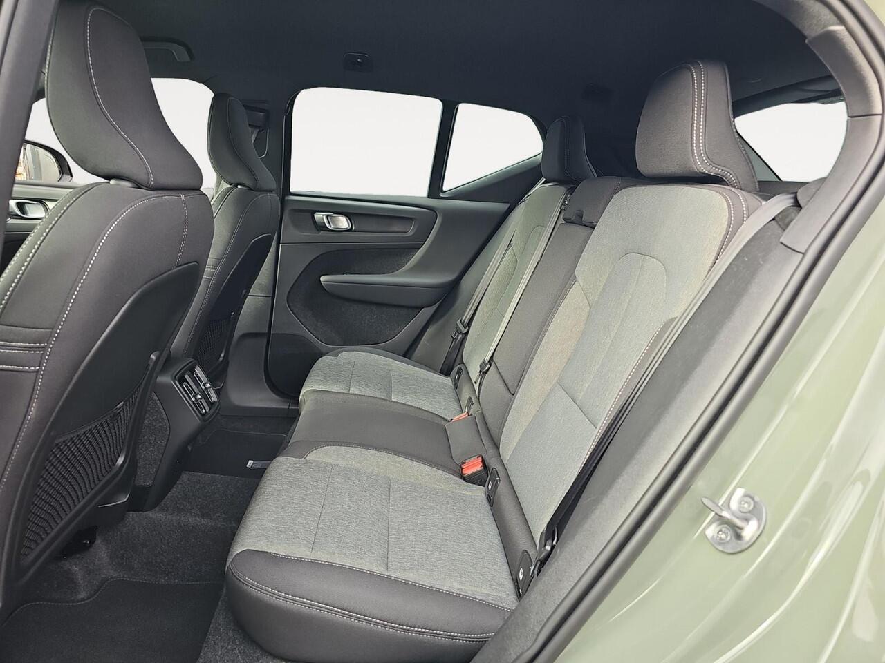 Volvo XC40 2.0 B4 Plus Dark | Trekhaak | Verwarmbare voorruit | Keyless Entry | Stoelverwarming |