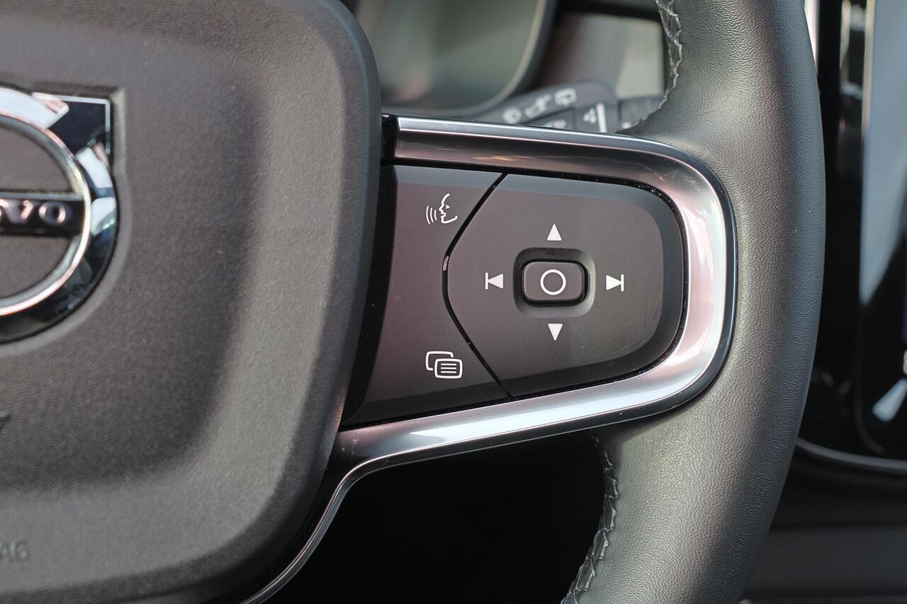 Volvo XC40 Extended Range Plus 82 kWh - IntelliSafe Assist & Surround - 360º Camera - Harman/Kardon audio - Verwarmde voorstoelen, stuur & achterbank - Parkeersensoren voor & achter - Elektr. bedienb. bestuurdersstoel met geheugen - Wollen bekleding - Draadloze tel.