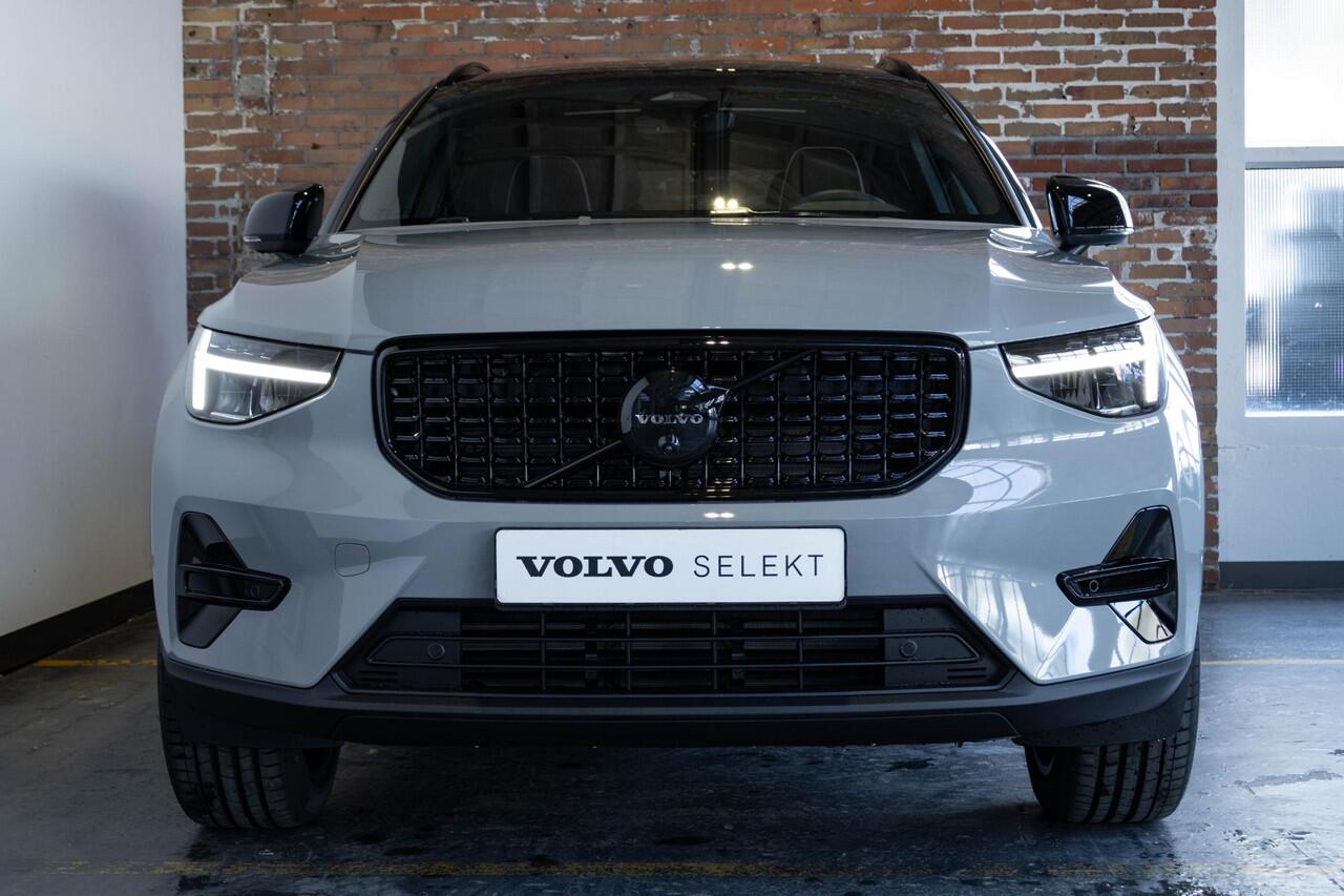 Volvo XC40 B4 Plus Black Edition | 360° Parkeercamera | Panorama dak | Semi-Elektrische Wegklapbare Trekhaak | Premium audio by Harman Kardon | Stoelverwarming | Parkeersensoren voor + achter | Google Infotainment | Stuurwielverwarming