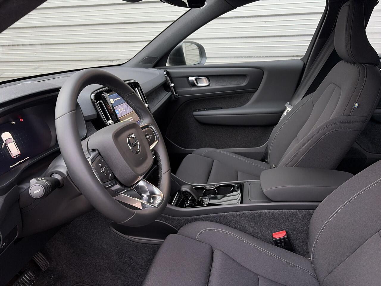 Volvo XC40 Single Motor Plus 69 kWh / Stoel- en stuurverwarming / Achteruitrijcamera / Elektrische achterklep /