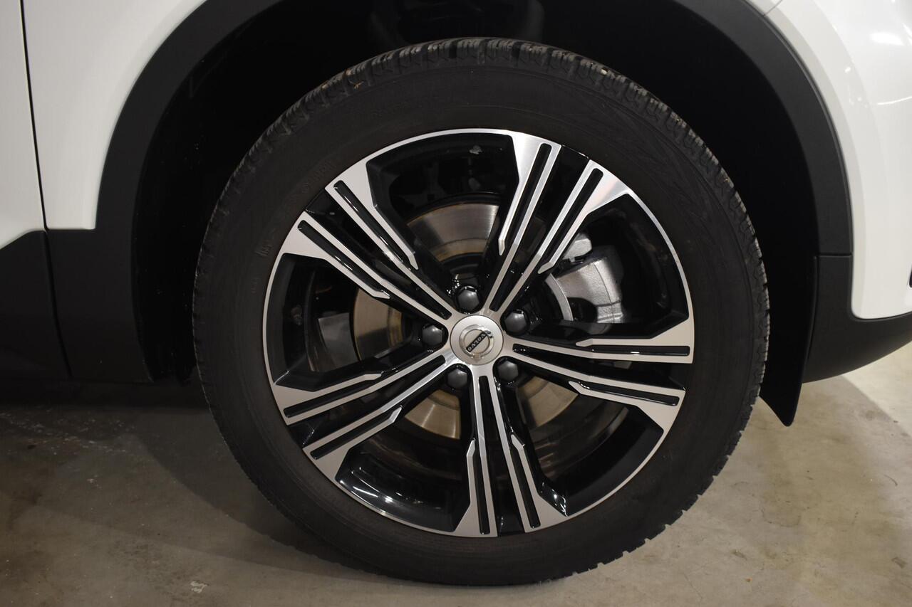 Volvo XC40 B4 211PK Automaat Plus Dark / Navigatie / Adaptive Cruise / Harman Kardon / Stuur- & Stoelverwarming / Elektrische achterklep / Achteruitrijcamera / Elektrische stoelverst. met geheugen / Extra getint glas / Microtech/Nubuck