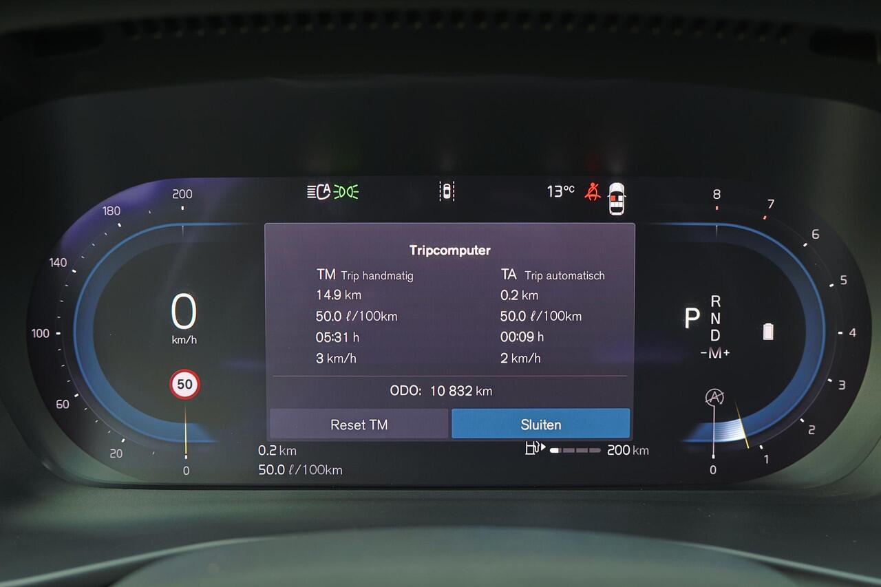 Volvo XC40 B3 Plus Dark - IntelliSafe Assist & Surround - Harman/Kardon audio - Parkeercamera achter - Parkeersensoren voor & achter - Elektr. bedienb. voorstoelen met geheugen links - Draadloze tel. lader - Extra getint glas - 19' LMV