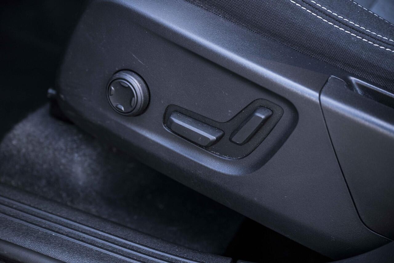 Volvo XC40 Plug-in Hybrid T5 Plus Bright | Facelift | Trekhaak | Adaptive cruise control | Harman Kardon audio | Navigatie | Elektrische stoelverstelling | Getint glas | Dode hoek detectie BLIS | LED koplampen |